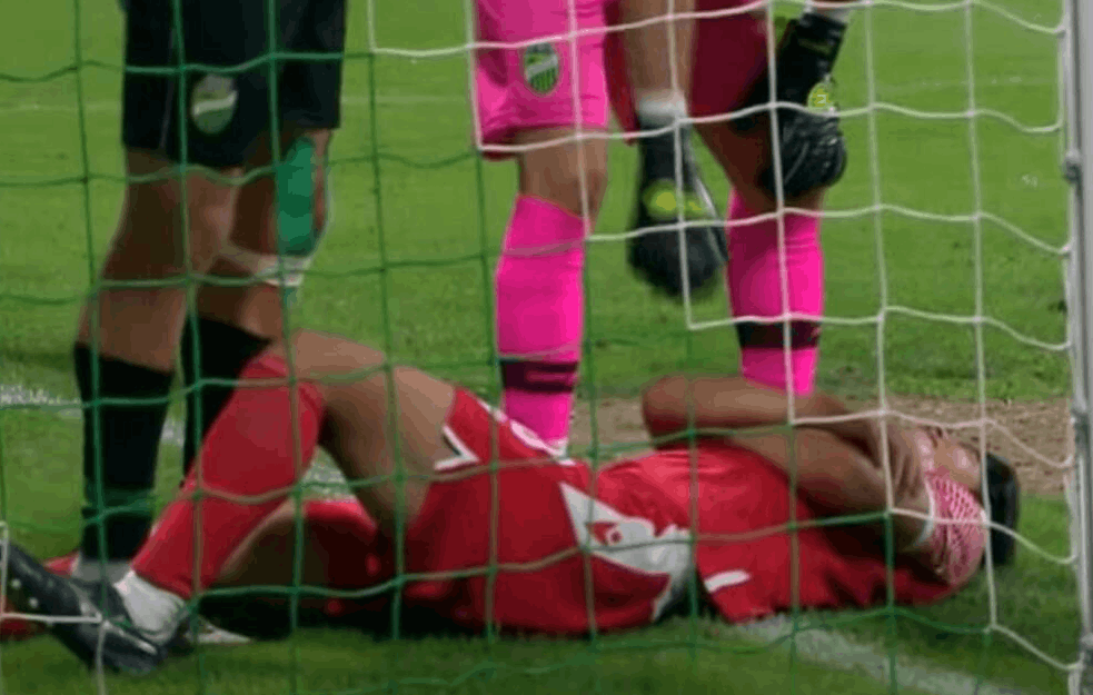 UMALO TRAGEDIJA NA STADIONU U LAZAREVCU: Fudbaler Radničkog glavom se ZAKUCAO U STATIVU! (VIDEO)   